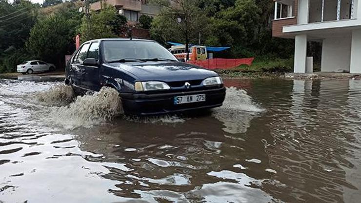 Sinopta sağanak trafikte aksamalara neden oldu, denizde hortum oluştu