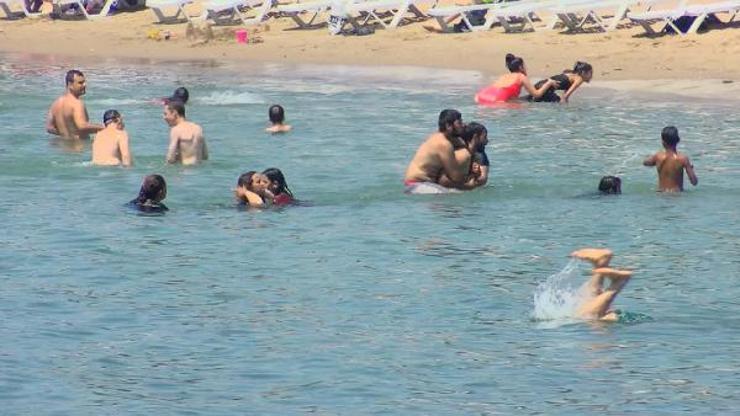 Sıcak havadan bunalanlar Caddebostanda denize girdi