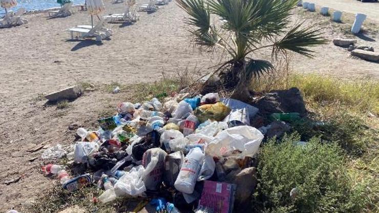 Tatilcilerden geriye plajlardaki çöpler kaldı