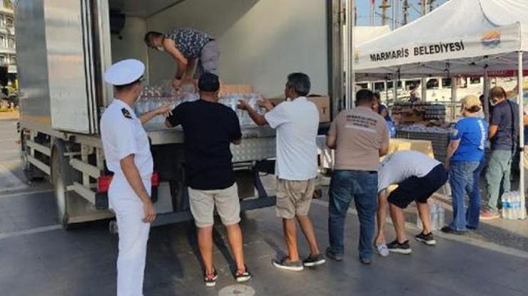 MSB: Aksaz Deniz Üs Komutanlığının yardım kolileri Kızılaya teslim edildi