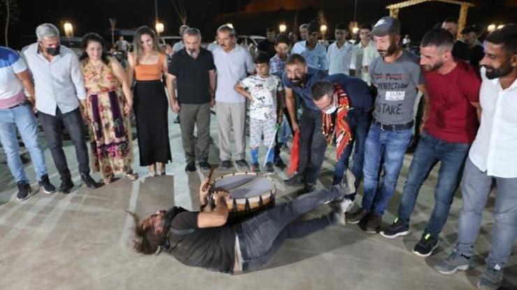 Tunceli’nin çılgın davulcusu Yılmaz, davul çalarken adeta kendinden geçiyor