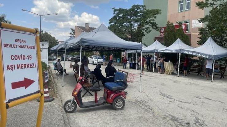 Keşan’da aşı merkezinde yoğunluk nedeniyle ek odalar açıldı
