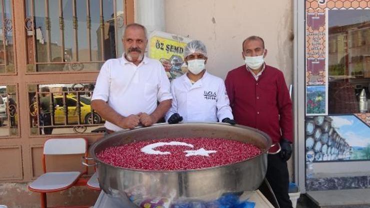 Yüksekovada kaymakam aşure dağıttı
