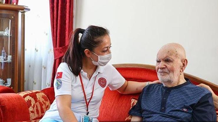 102nci yaş gününde üçüncü doz aşısını oldu