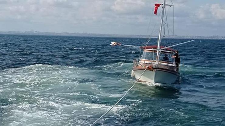 Kınalıada açıklarında içerisinde 4 kişi bulunan tekne kurtarıldı
