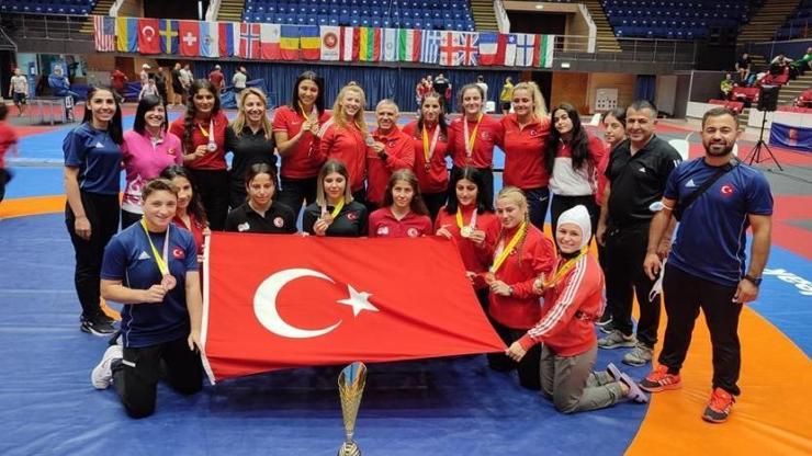Kadın milli güreşçiler Romanyada şampiyon oldu