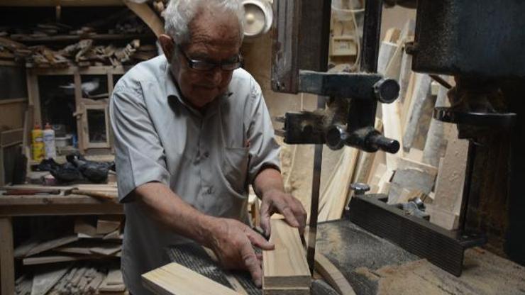 85 yaşında 50 yıldır aynı yerde ahşapa hayat veriyor