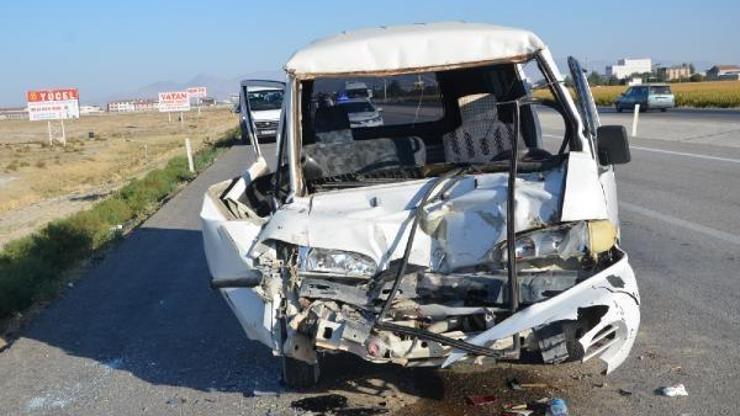 Minibüs, TIRa çarptı: 1 yaralı