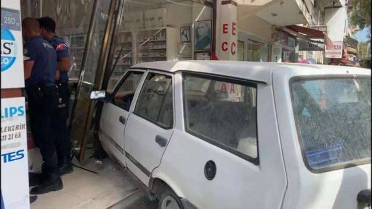 Ablasıyla tartıştı, otomobiliyle eczaneye girdi