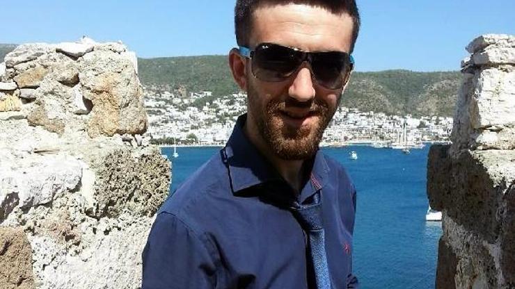 Çalıştığı araç kiralama şirketinin terasında iple asılı ölü bulundu