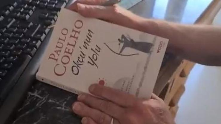 Paulo Coelho kimdir Yazar Paulo Coelho “Okçunun Yolu” kitabını Mete Gazoz’a armağan etti