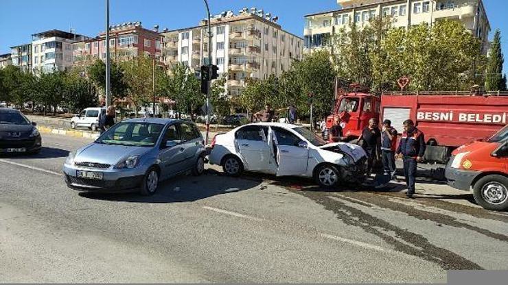 Besnide otomobiller çarpıştı: 3 yaralı