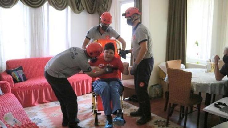 İzmir İtfaiyesinden depremde engelli kurtarma tatbikatı