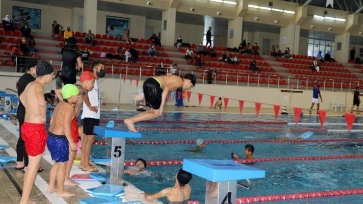Vanda öğrenciler olimpik havuzda yüzme öğreniyor, kütüphanesinde okuyor