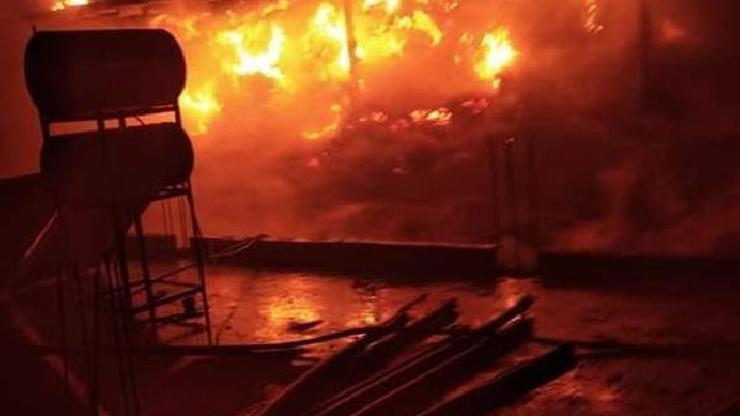 Adanada besi çiftliğinde yangın; saman balyaları kül oldu