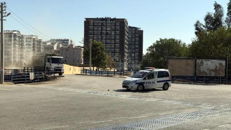 İzmirde yol kesip otomobil kaçırdıkları iddia edilen şüpheliler aranıyor