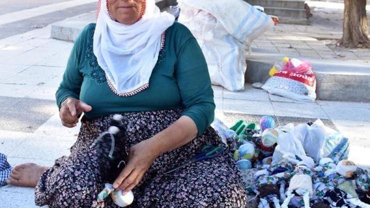 Yapımını annesinden öğrendiği bez bebekler ile ailesine katkı sağlıyor