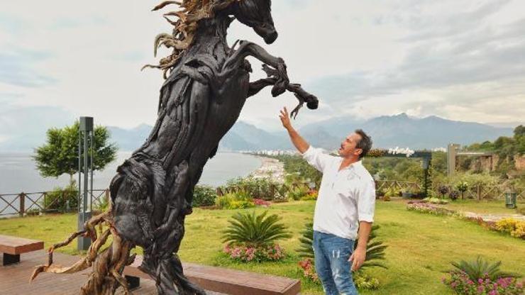 At heykeline Antalya manzarasında klip