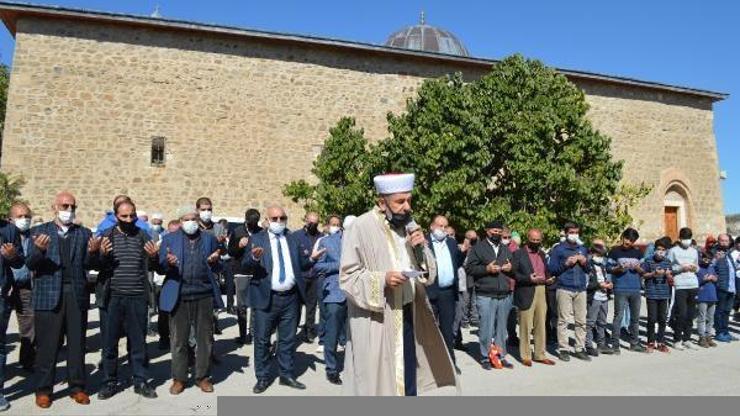 Elazığda cuma namazı sonrası yağmur duası yapıldı