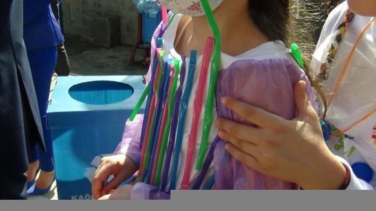 Karadenizde kirliliğe plastik kıyafetlerle dikkat çektiler