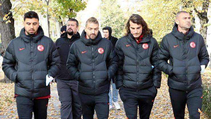 A Milli Takım Letonya maçı öncesinde Rigada yürüyüş yaptı