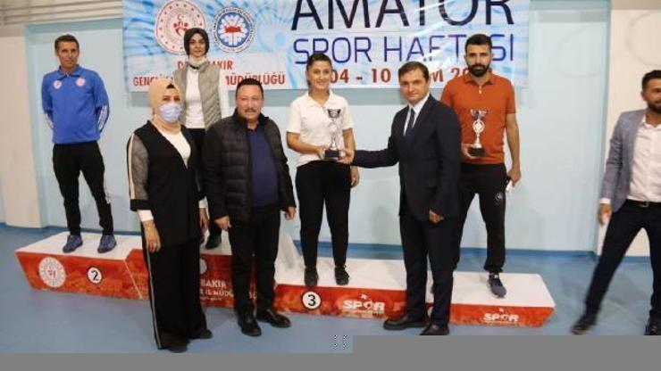 Karate şampiyonasında dereceye girenlere madalya verildi