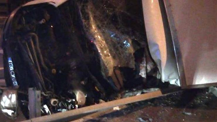 Yarış atlarını taşıyan kamyonet devrildi: 2 ölü, 1 yaralı