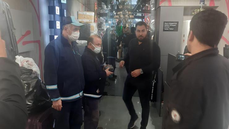 Temizlik işçisi yolda bulduğu 500 bin lirayı sahibine teslim etti