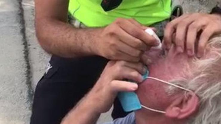 Gözünden rahatsızlanan tır şoförüne trafik polisi damla damlattı