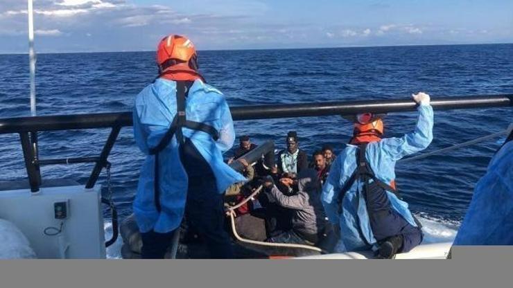 İzmirde 22 kaçak göçmen kurtarıldı