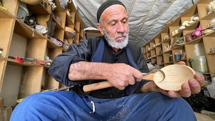 Atölyede işlediği ahşap ürünleri seyyar tablasıyla satıyor