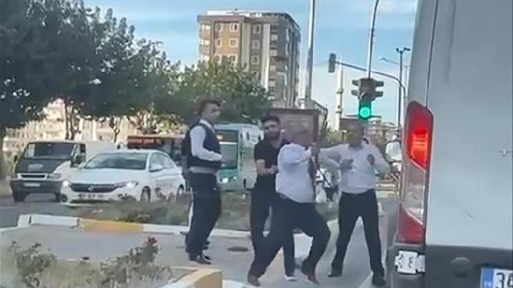 Otobüs şoförü, minibüsün önünü kesip sopayla saldırdı