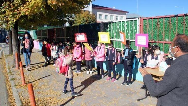 Maske dağıtıp, hijyen ve mesafeye dikkat çektiler