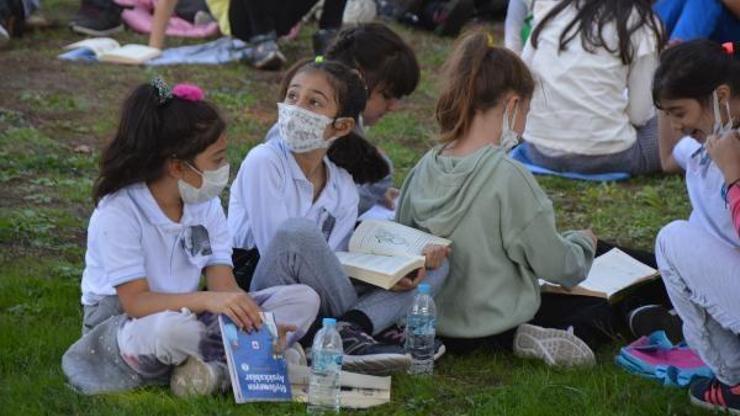 600 öğrenci Hayrettin Karaca’yı kitap okuyarak andı