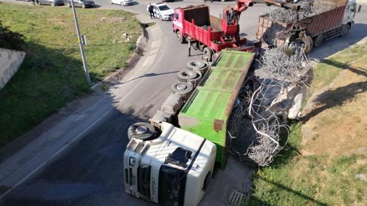 Kartalda demir yüklü kamyon devrildi