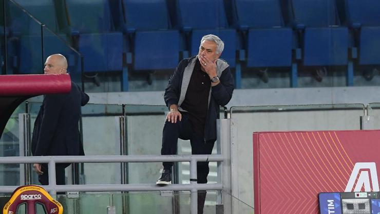 Jose Mourinho kırmızı kart gördü