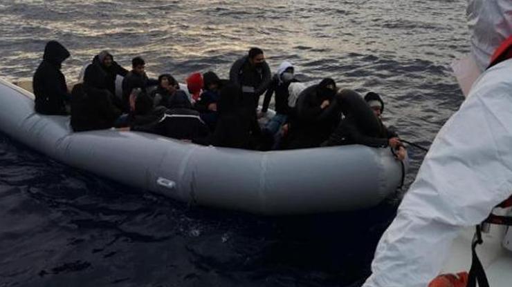Yunan unsurlarınca botları delinen 21 kaçak göçmen kurtarıldı