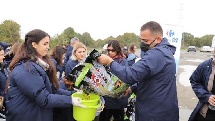 300 kişinin katılımıyla bin 500’ü aşkın patili dosta 1 ton mama yardımı