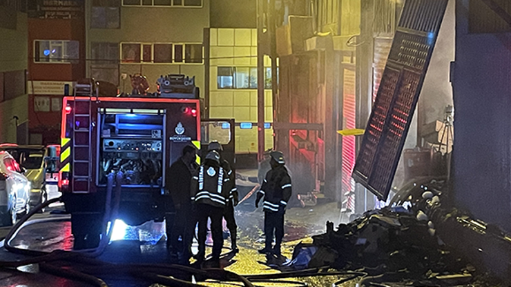 Kağıthanede iş yerinde yangın