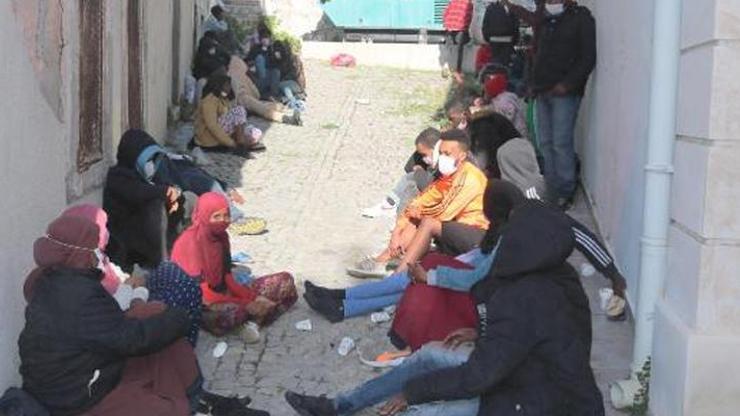 Foça açıklarında 52 düzensiz göçmen kurtarıldı