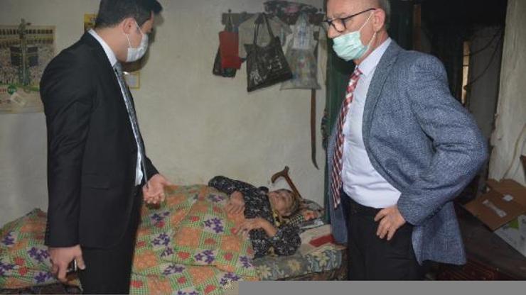 Manyas Kaymakamı, yürüyemeyen kadına hasta yatağı verdi