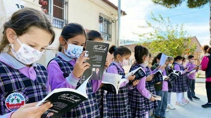 Germencikte Atayı anma gününde öğrencilere Nutuk dağıtıldı