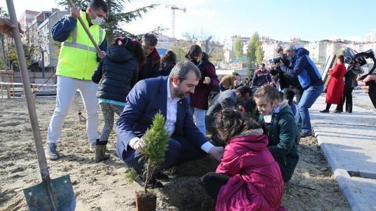 Güngören Belediye Başkanı Demir, millet bahçesinde öğrencilerle fidan dikti
