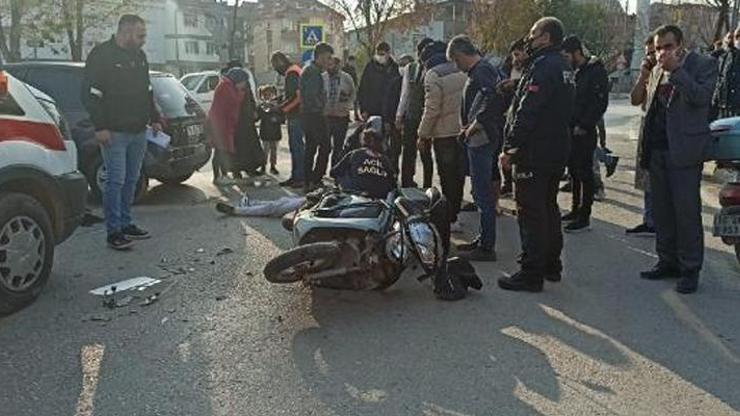 Otomobil, iki motosiklete çarptı: 2 yaralı