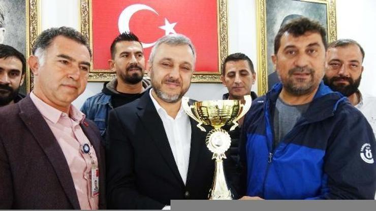 Aldıkları birincilik kupasını fahri başkanları Yılmaz’a takdim etti
