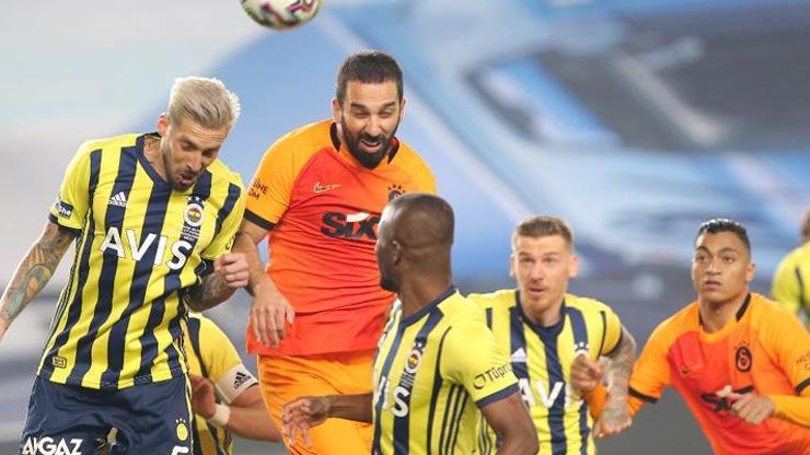 Derbide kartlar havada uçuşuyor