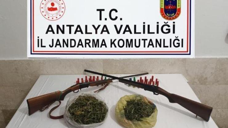 Elmalıda uyuşturucu baskınında yarım kilo kubar esrar ele geçirildi