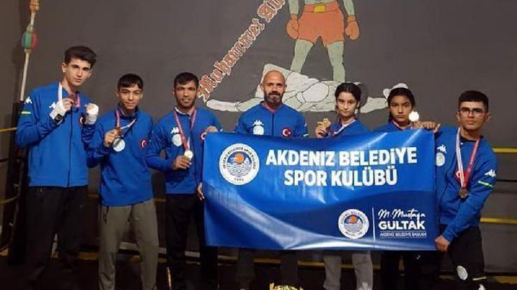 Akdenizli boksörler madalyaları topladı