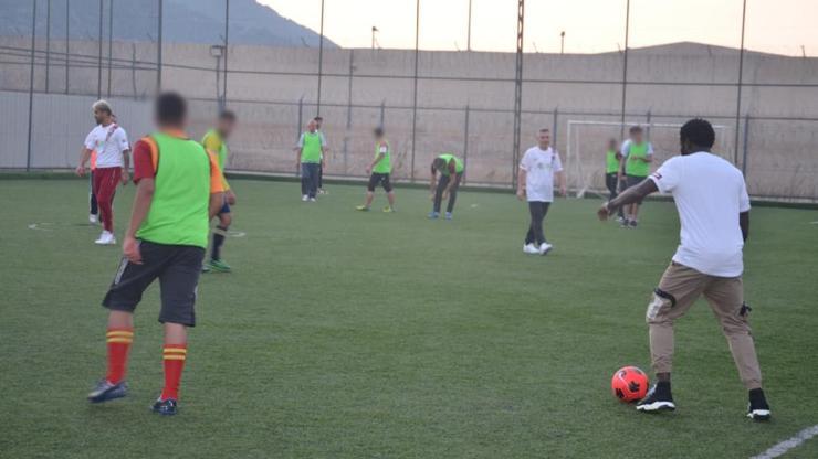 Hataysporlu futbolcular cezaevindeki çocuklarla maç yaptı