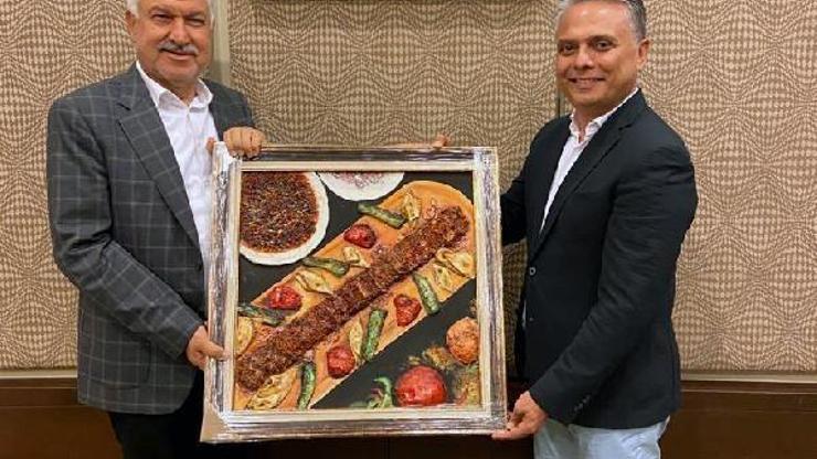 Adanalı başkana Adana kebap rölyefi